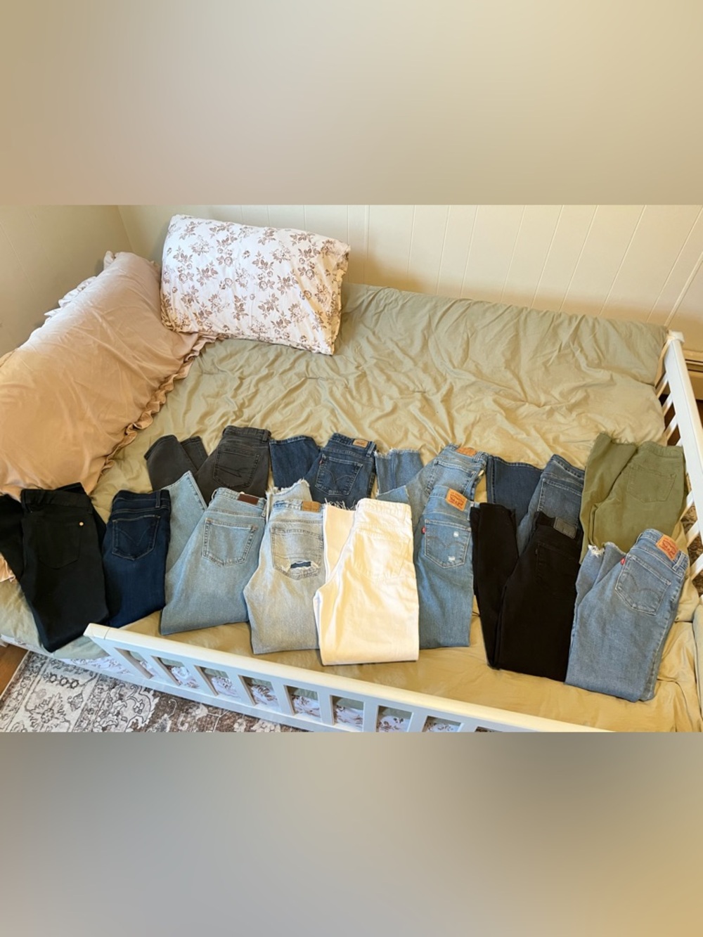 Assorted Women's Jeans - Light Blue, Medium Blue, White, Black size 24-26 bundle